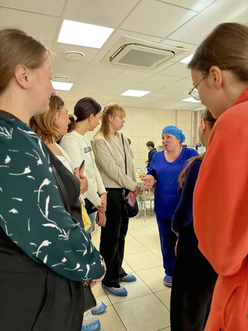 родители задают вопросы заведующей производства