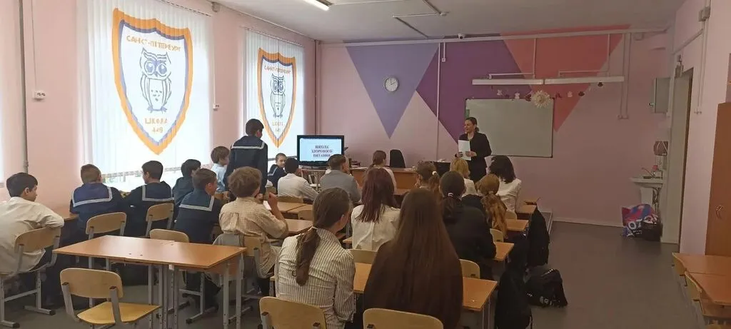 Руководитель службы здоровья рассказывает школьникам о принципе здоровой тарелки